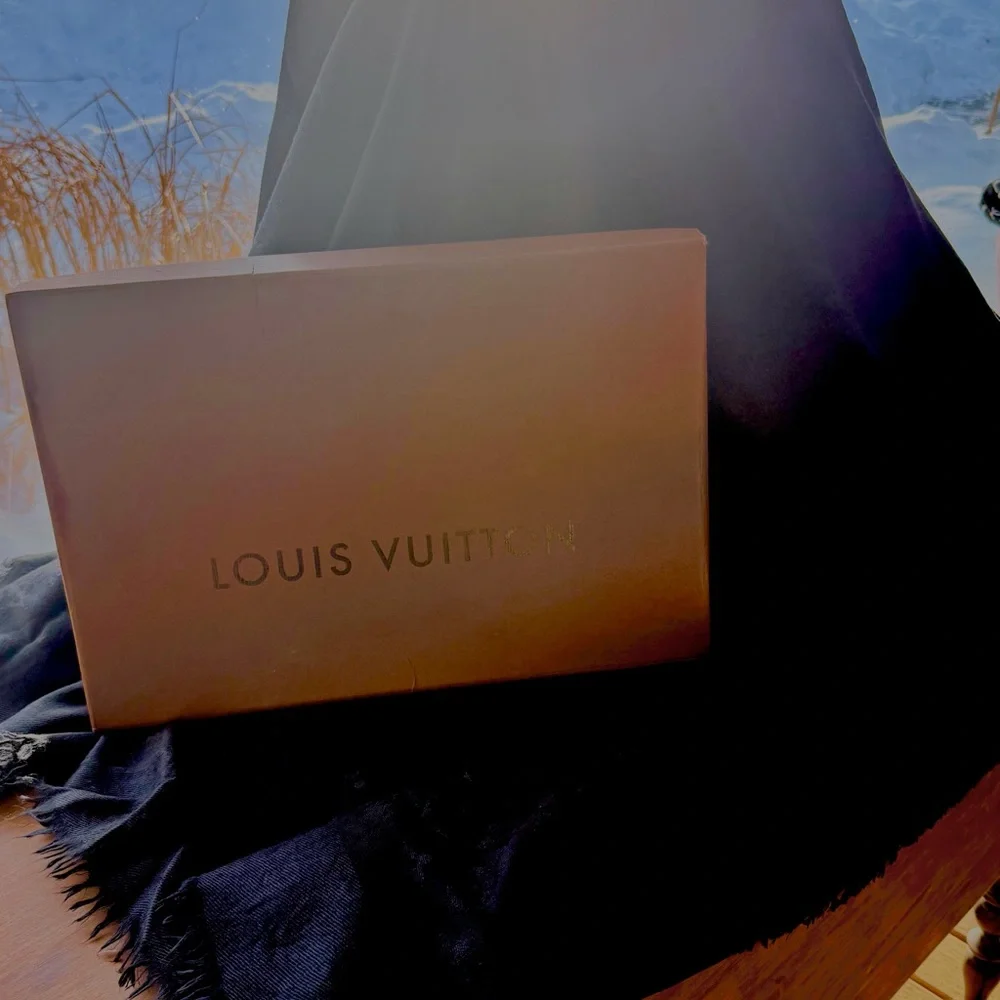 Louis Vuitton Elegant Black Wrap - Picture 3 of 10